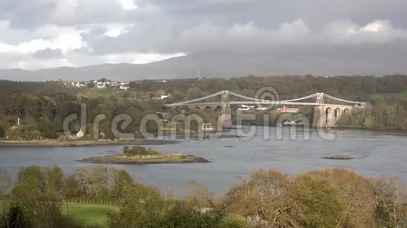 北威尔士安格尔西岛的梅奈桥和海峡视频的预览图