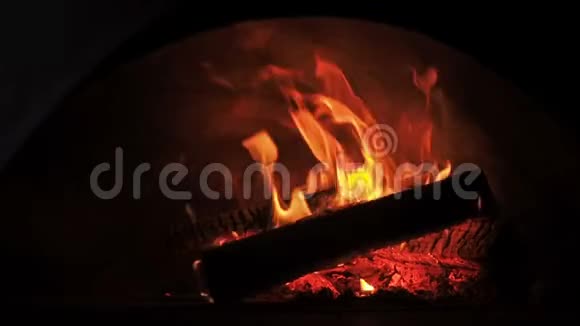 炉火在壁炉里烧柴火的视频剪辑柴火在炉子里烧30fps全高清视频的预览图