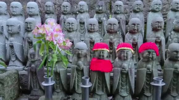 镰仓HaseDera寺祈祷僧像部队视频的预览图