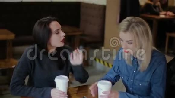 两个快乐的朋友在咖啡馆喝酒视频的预览图