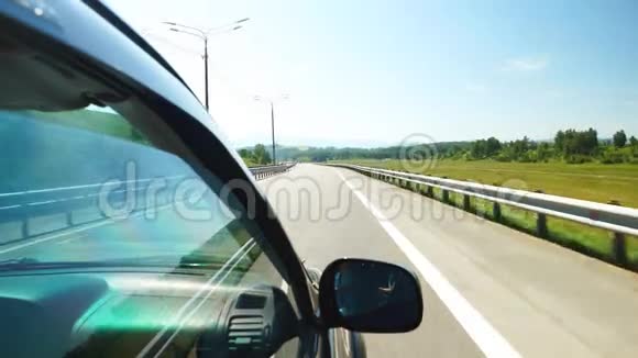 汽车在俄罗斯阿勒泰的一条高速公路上行驶视频的预览图