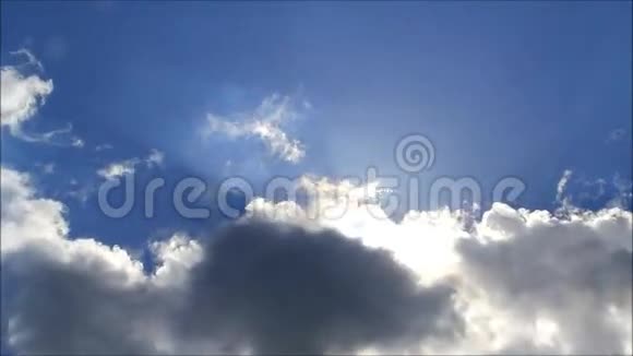 阳光透过云层照耀时间流逝视频的预览图