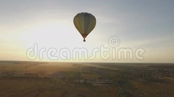 在日落时放飞气球视频的预览图