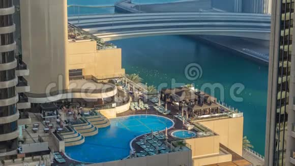 迪拜码头有游泳池的摩天大楼景观视频的预览图