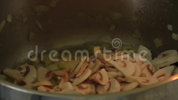 在平底锅上用洋葱切蘑菇视频的预览图