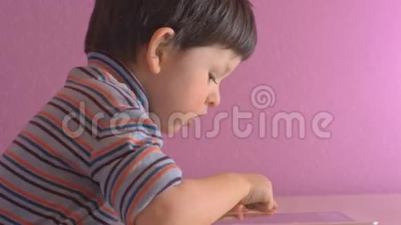 玩数字平板电脑的男孩视频的预览图