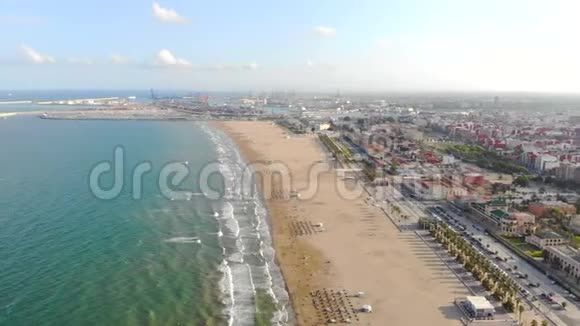 从西班牙瓦伦西亚海滩的无人机高空观看4k视频视频的预览图