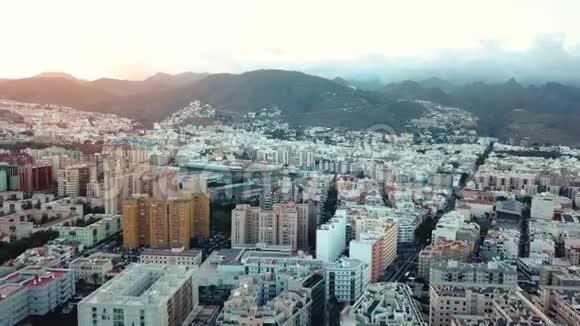 从大西洋沿岸圣克鲁斯德特内利夫市的高处眺望西班牙加那利群岛特内里费视频的预览图