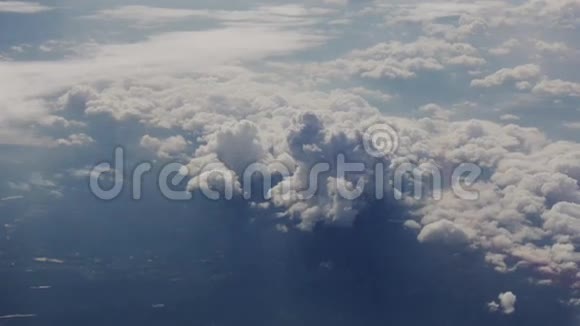 夏日轻云天飞射流观4k纽约美国视频的预览图