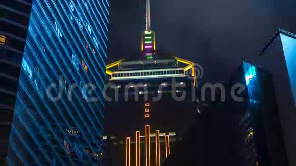 近景的未来主义摩天大楼和他们闪烁的灯光在夜间从时间推移超移视频的预览图