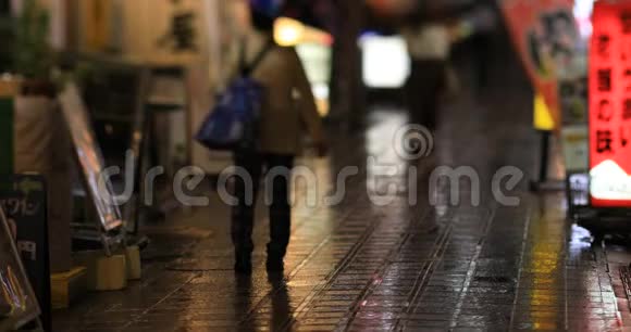 在东京中野市霓虹灯街散步的人们雨天视频的预览图