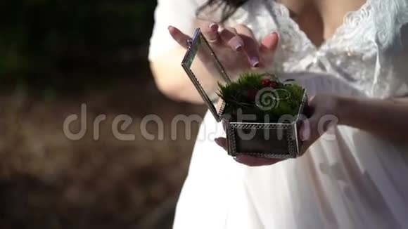 年轻女子拿着结婚戒指的盒子视频的预览图