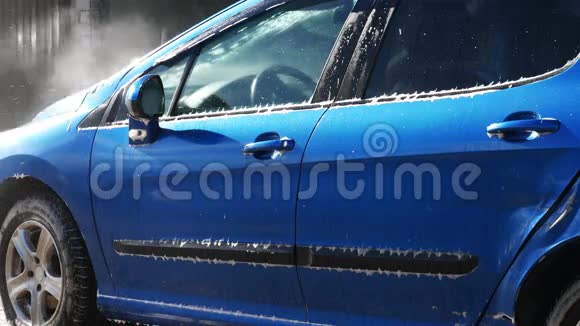 一辆蓝色的汽车在闪亮的一天用喷水冲洗视频的预览图