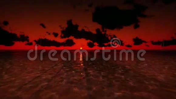 在日出的游艇上随着时间的推移云在海洋上飞翔视频的预览图