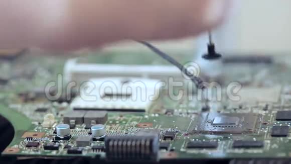 电子修理使电路升温以去除破碎的微芯片视频的预览图