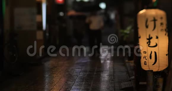 在东京中野市霓虹灯街散步的人们雨天视频的预览图