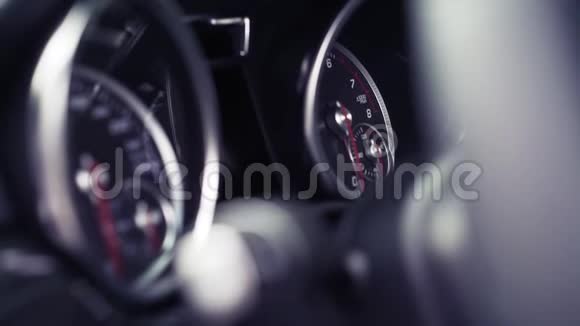 汽车内部的汽车速度仪表板库存汽车面板的特写视频的预览图