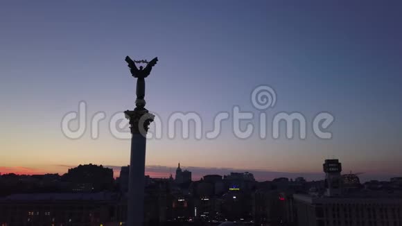 晚上独立广场迈丹纪念碑空中飞行基辅乌克兰视频的预览图