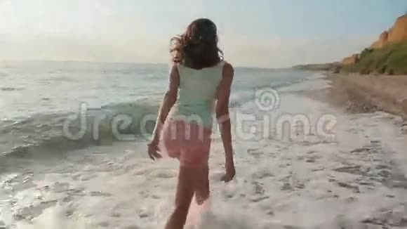 自由女孩光着脚在水里奔跑视频的预览图