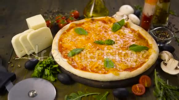 带马拉奶酪和罗勒叶的披萨视频的预览图