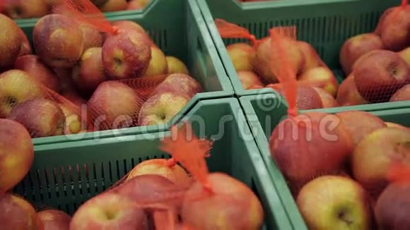 市场上的新鲜水果超市盒子里的苹果视频的预览图