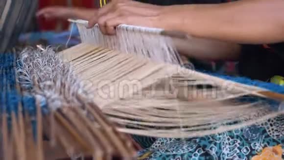 用木棒紧密手工编织使印度尼西亚的传统纱笼视频的预览图