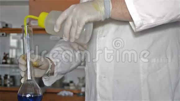实验室技术员稀释蓝液手套视频的预览图