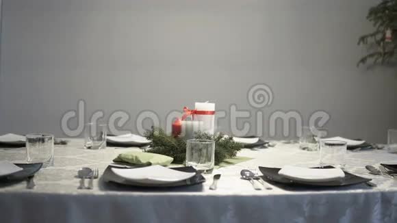 优雅的菜肴摆在桌子上视频的预览图