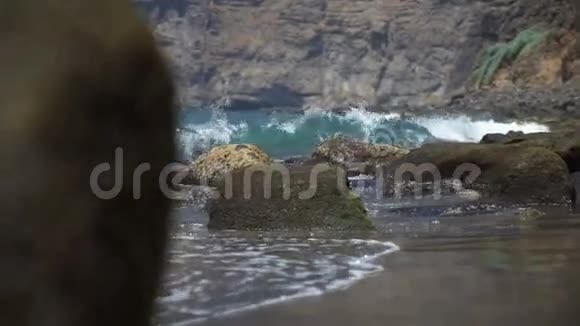 岩石海岸被海浪冲走了视频的预览图