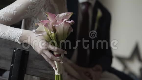 结婚的红玫瑰花束视频的预览图