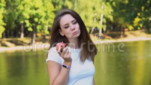 女人在户外吃苹果视频的预览图