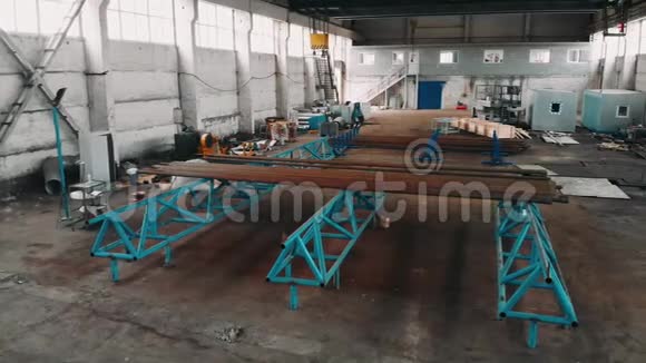 无人机飞越管道工厂生产室工业仓库空中观景4k视频的预览图
