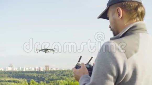 一摄像头的无人机四架直升机视频的预览图