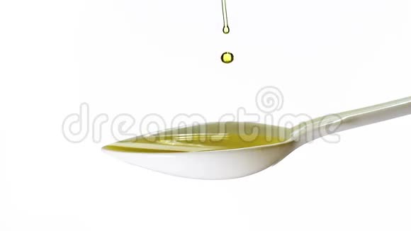 橄榄油在白色背景下落入勺子视频的预览图