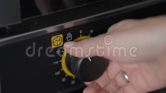 女士手设定烤箱温度控制视频的预览图