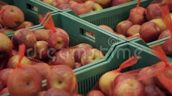 市场上的新鲜水果超市盒子里的苹果视频的预览图