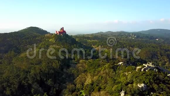 葡萄牙辛特拉Pena宫的鸟瞰图视频的预览图