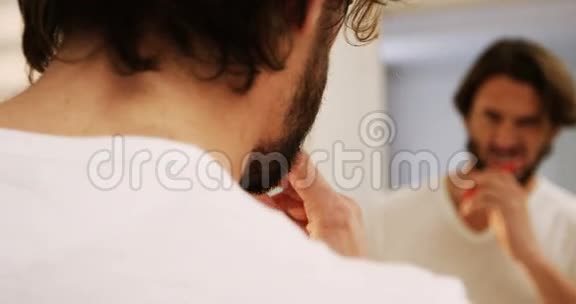 男人在浴室刷牙时照镜子视频的预览图