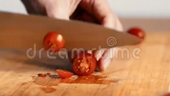 把切樱桃西红柿的女人手收起来分4k视频的预览图