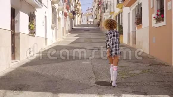 女孩漫步地中海街道视频的预览图