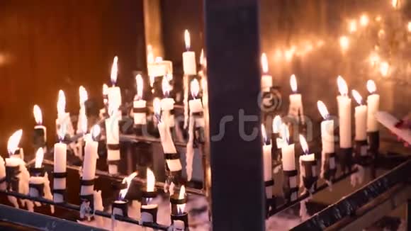 在教堂的看台上靠近女性手点燃蜡烛视频的预览图