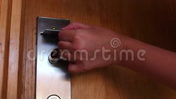 女人用钥匙卡开门视频的预览图