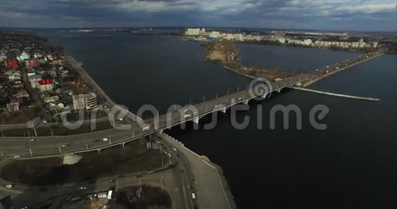 4沃罗涅日河景和桥景的沃罗涅日空中拍摄视频的预览图