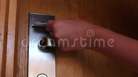 女人用钥匙卡开门视频的预览图
