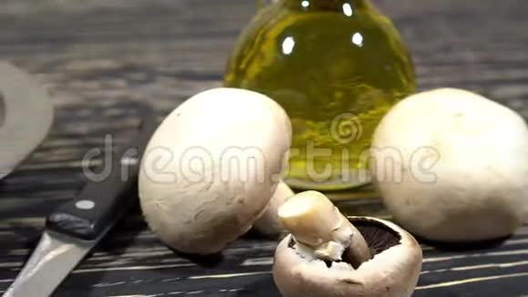 厨房餐盘上的蘑菇油和西红柿视频的预览图