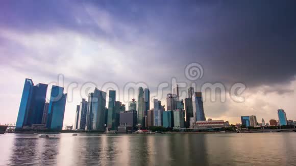 暴风雨阳光明媚的天空滨海湾市中心全景4k时间流逝新加坡视频的预览图