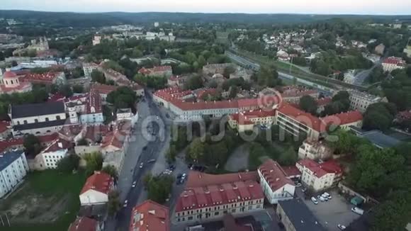 立陶宛维尔纽斯老城独特的建筑视频的预览图