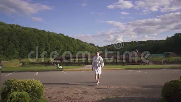 悲伤的丈夫穿着家庭长袍恳求妻子进来离婚男子的概念视频的预览图