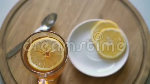 用4K茶叶和柠檬片旋转木制背景视频的预览图