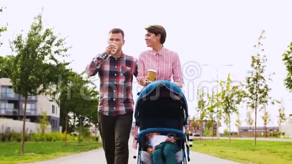 家庭婴儿车和咖啡在城市视频的预览图